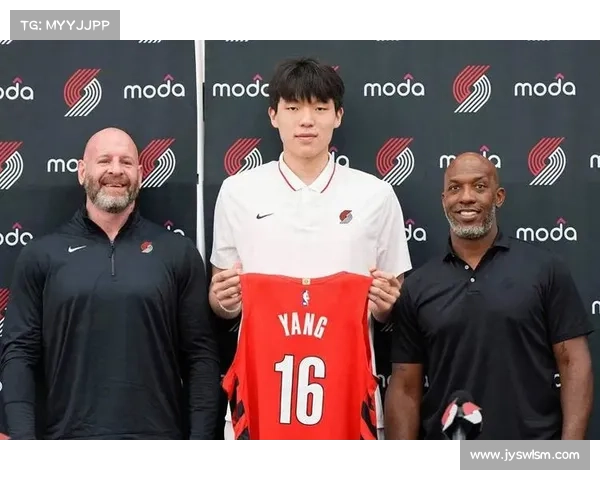 NBA-快船队召开新闻发布会 宣布2016年选秀三员大将 NBA-快船队召开新闻发布会 宣布2016年选秀三员大将